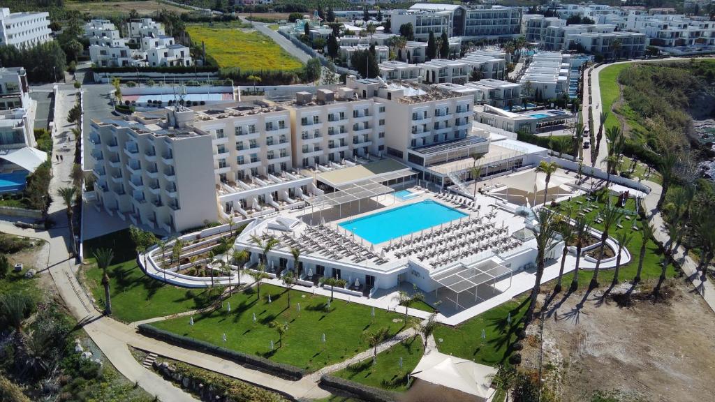 Wczasy na bajecznym Cyprze - Hotel Queens Bay Hotel ****
