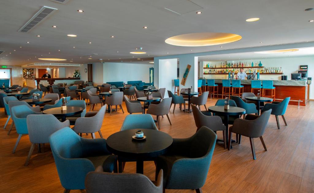 Wczasy na bajecznym Cyprze - Hotel Queens Bay Hotel ****