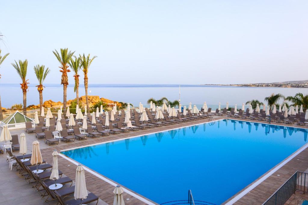 Wczasy na bajecznym Cyprze - Hotel Queens Bay Hotel ****
